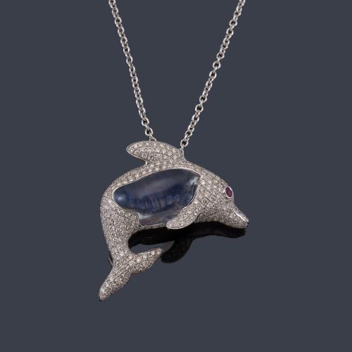  Colgante en forma de delfín con pavé de brillantes de aprox. 1,32 ct en total y ópalo central.