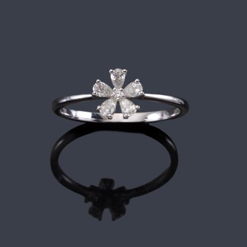 Anillo con motivo floral con diamantes talla perilla y brillante de aprox. 0,25 ct en total.