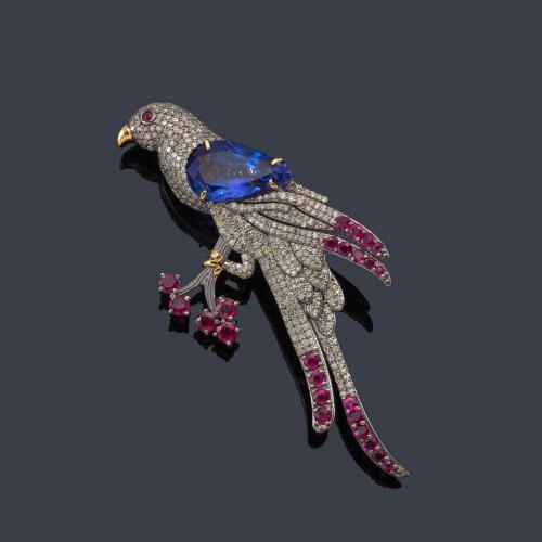  Broche en forma de ave con pavé de brillantes de aprox. 1,64 ct en total, rubíes talla redonda de aprox. 1,84 ct y una tanzanita talla perilla 5,49 ct.