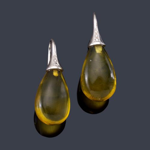  Pendientes largos con ámbar verde del Báltico en forma de gota en montura de oro blanco de 18K y detalles con brillantes.