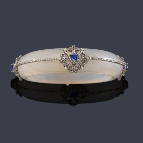  Brazalete rígido realizado en jade con cuatro tanzanitas talla triángulo de aprox. 1,81 ct enriquecido con brillantes de aprox. 3,45 ct en total.