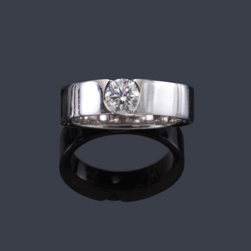 Solitario con brillante central de aprox. 0,55 ct en montura de oro blanco de 18K.
