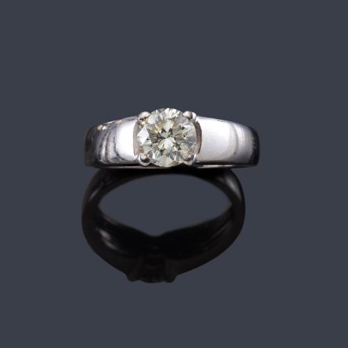 Solitario con brillante central de aprox. 1,05 ct en montura de oro blanco de 18K.