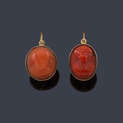  Pendientes largos con camafeos de coral en montura de oro amarillo de 18K. Ppios S. XX.