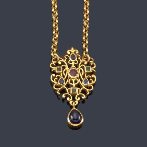 Collar con motivos calados con gemas de color en montura y cadena de oro amarillo de 18K.