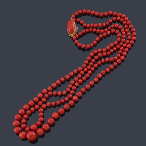  Collar con dos hilos de coral rojo de 'Trappani' de aprox. 4,73 mm - 13,77 mm.