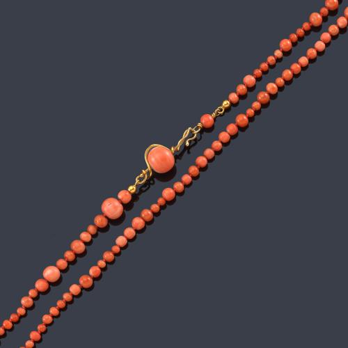  Collar largo con cuentas esféricas de coral en diferentes tamaños.