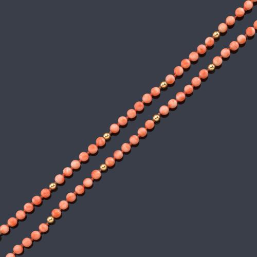  Collar con cuentas esféricas de coral con bolitas de oro amarillo de 18K.