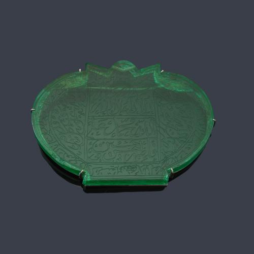  Broche con vidrio verde con caligrafía árabe sobre montura de plata.