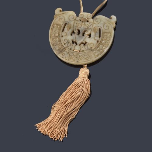  Colgante con motivos orientales sobre jade blanco y con cordón y borlón de seda.