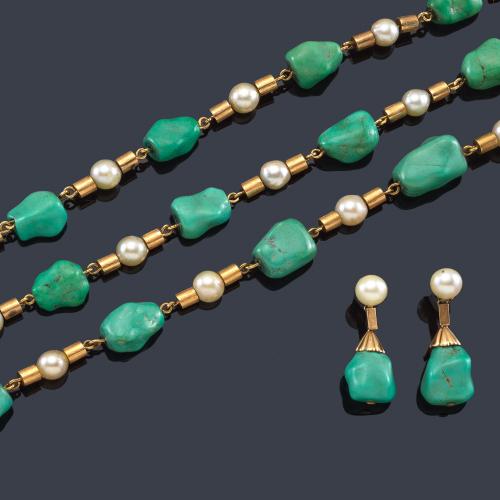 Conjunto de collar, dos pulseras y pendientes largos con turquesas pulidas, perlas y motivos tubulares en oro amarillo de 18K.