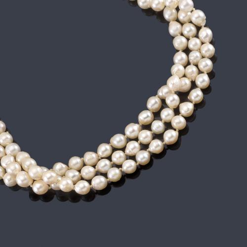  Collar con tres hilos de perlas de aprox. 7,24 mm - 7,20 mm con cierre en forma de lazo en oro amarillo de 18K.