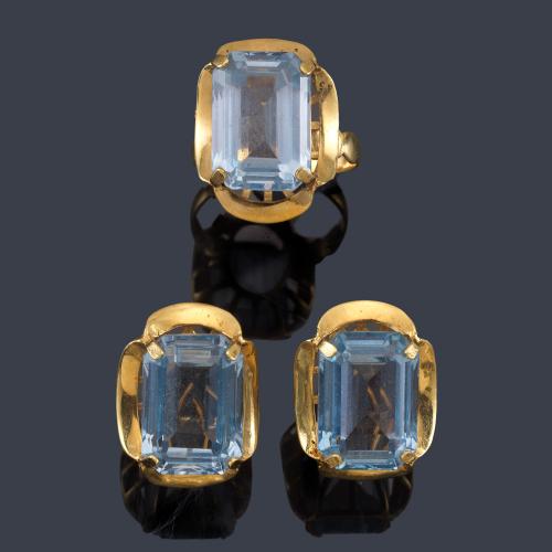 Pendientes y anillo con espinela azul sintética en montura de oro amarillo de 18K.
