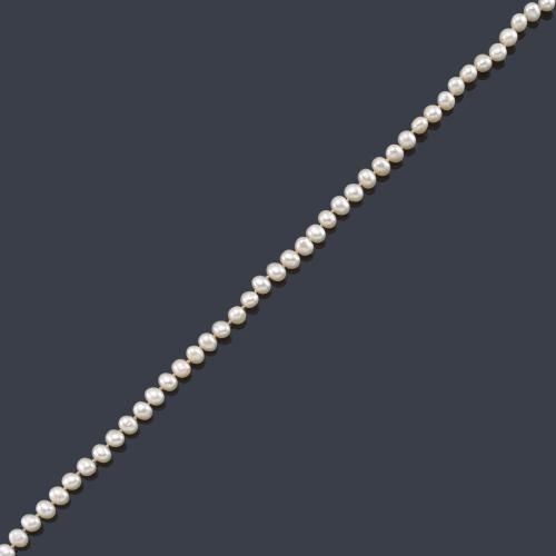  Collar con hilo de perlas con cierre ovalado en oro amarillo de 18K.