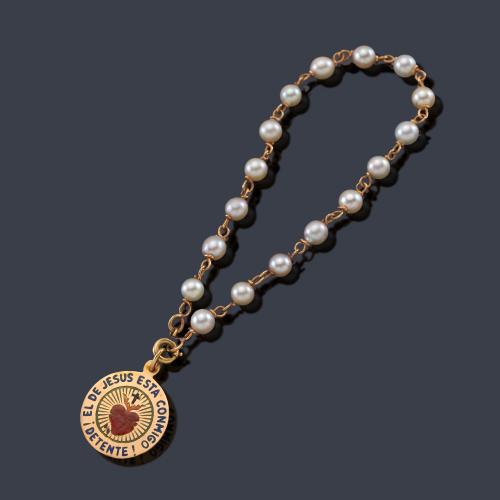  Pulsera con perlitas en oro amarillo de 18K con medalla con Imagen del Sagrado Corazón.