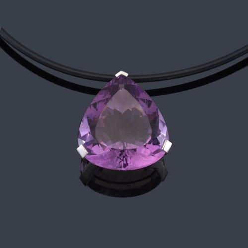  Colgante con amatista de aprox. 40,00 ct en montura de oro blanco de 18K.