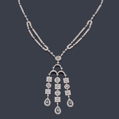Collar con diamantes talla brillante, holandesa y briolette en montura de oro blanco de 18K.