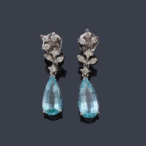  Pendientes largos con vidrios azules y brillantes en montura de oro blanco de 18K.