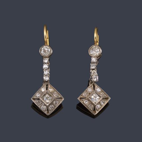  Pendientes largos con diamantes talla antigua y sencilla de aprox. 1,30 ct en total. Años '30.