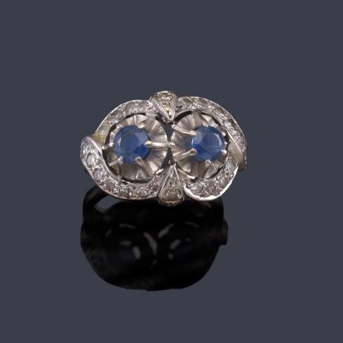 Anillo con pareja de zafiros de aprox. 1,10 ct en total y diamantes talla rosa de aprox. 0,55 ct.