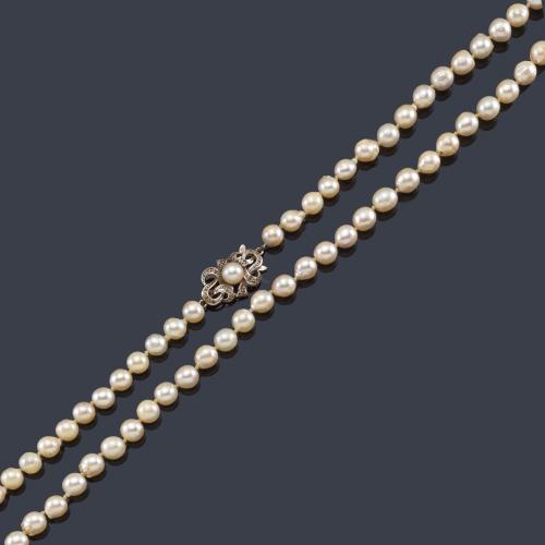  Collar de perlas con broche en oro blanco de 18K, diamantes y perla central.
