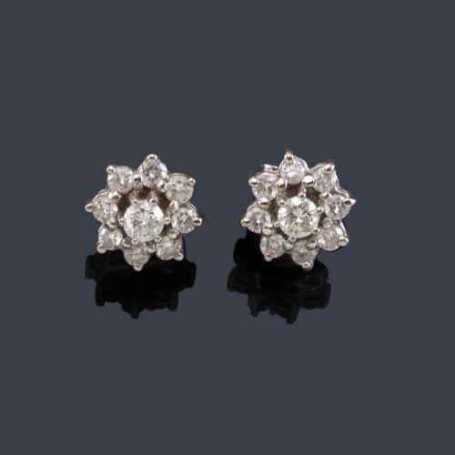  Pendientes cortos rosetón con brillantes de aprox. 1,00 ct en total.