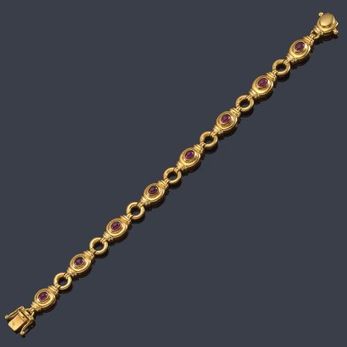  Pulsera con ocho rubíes talla cabujón de aprox. 3,32 ct en total en montura de oro amarillo de 18K.
