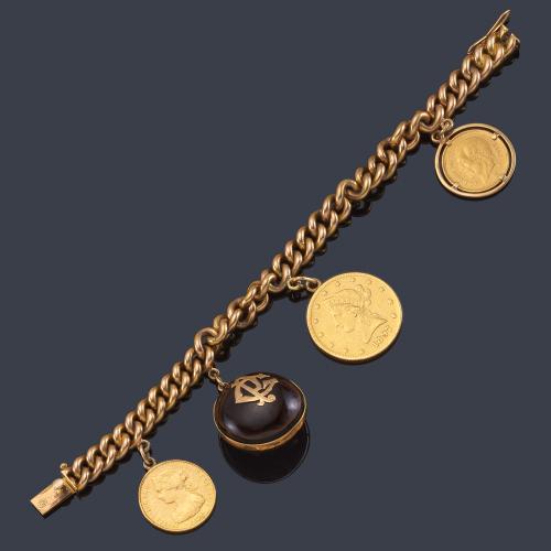  Pulsera con eslabones barbados con colgante con signo del zodiaco y tres monedas de oro de 22K.
