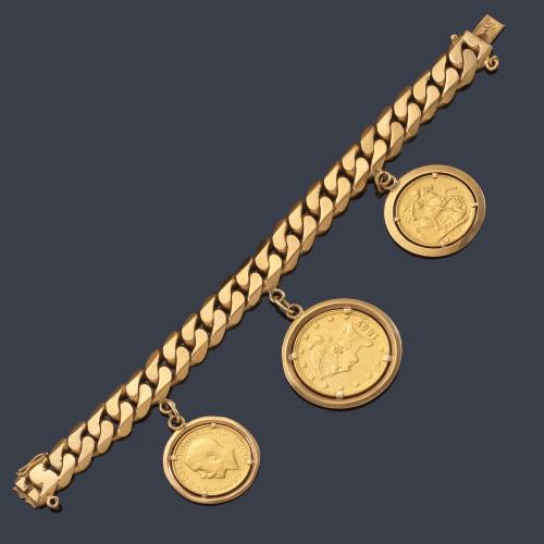  Pulsera con eslabones barbados en oro amarillo de 18K con tres monedas de oro de 22 K.