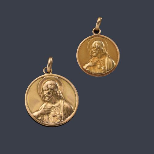  Dos medallas devocionales con La Imagen de La Virgen del Carmen y Sagrado Corazón.
