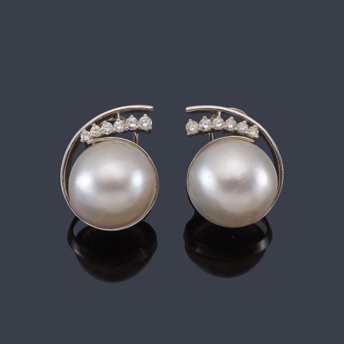Pendientes cortos con pareja de perlas Mabe de aprox. 18,50 mm con copete curvado con brillantes de aprox. 0,80 ct en total.