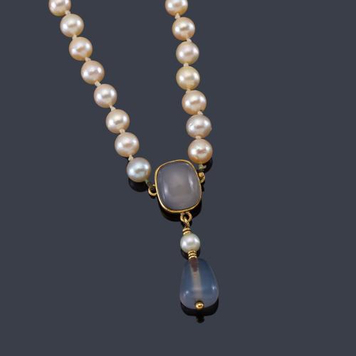  Collar con hilo de perlas de aprox. 5,5 - 6 mm a 9,00 mm con cierre con pareja de calcedonias azules pulidas en montura de oro amarillo de 18K.