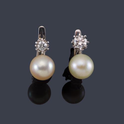  Pendientes cortos 'Tu y yo' con pareja de brillantes de aprox. 0,75 ct en total y dos perlas de aprox. 8,5 mm y 9,00 mm respectivamente.