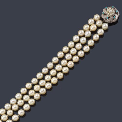 Collar con tres hilos de perlas de aprox. 8,5 - 9,00 mm en diferentes longitudes, con un cierre circular en oro blanco de 18K centro de perlitas y turquesas.