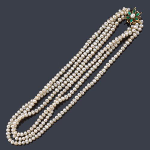 Collar con tres hilos en diferentes longitudes de perlas barrocas de aprox. 5,00 - 6,00 mm y broche con diseño floral con turquesas intercalado con esmalte en oro amarillo de 18K.