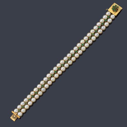 Pulsera con dos hilos de perlas con cuentas esféricas de turquesas y cierre en oro amarillo de 18K.