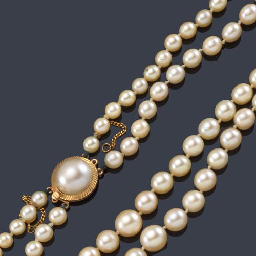 Collar largo con dos hilos de perlas de aprox. 5,00 - 9,00 mm con cierre en oro blanco de 18K y perla Mabe de 12,00 mm.