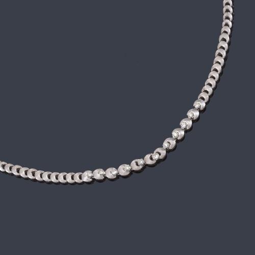 Collar con motivos de medias lunas en disminución con brillantes de aprox. 1,70 ct en total.