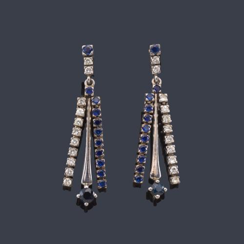 Pendientes largos con banda de brillantes y zafiros, con zafiro central de mayor tamaño en montura de oro blanco de 18K.