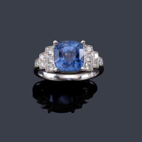 Anillo con zafiro central talla cojín de aprox. 4,28 ct con brillantes en ambos lados de aprox. 0,66 ct en total.