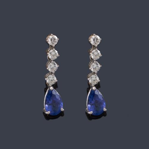 Pendientes largos con pareja de tanzanitas talla perilla de aprox. 2,54 ct con banda de brillantes de aprox. 0,95 ct en total.