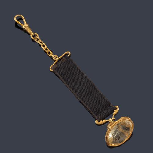  Chatelaine forma de sello en oro amarillo de 18 K, sig. XIX.