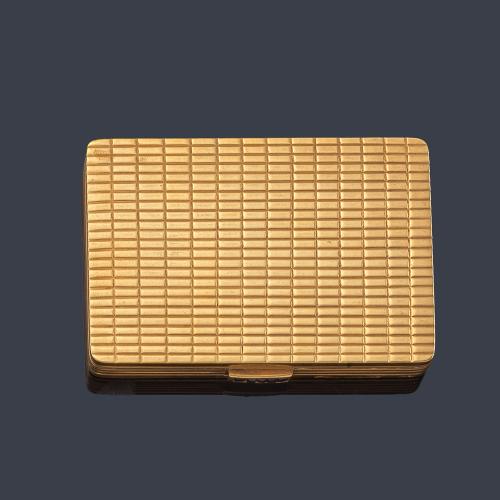  Polvera realizada en oro amarillo de 18K con decoración rallada y cierre con zafiros calibrados. Años 40-50.
