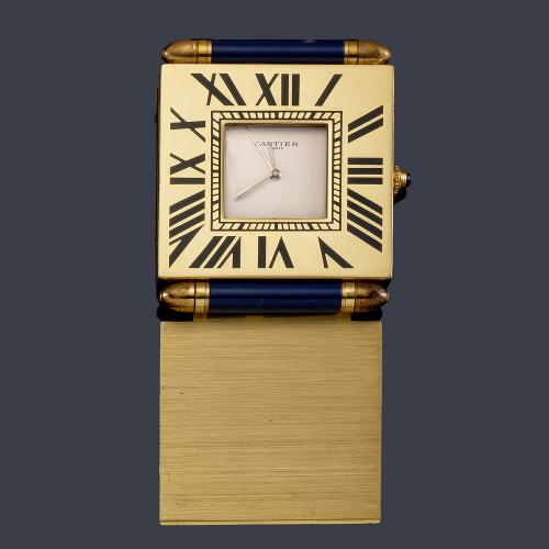 Despertador CARTIER en metal dorado y esmalte azul.