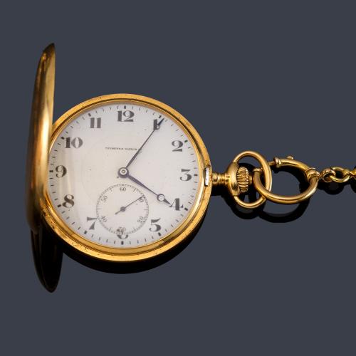  TAVANNES WACH Cº, reloj saboneta con caja en oro amarillo de 18 K y leontina.