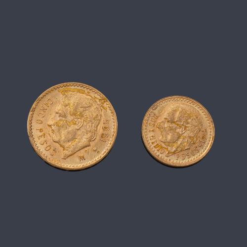  Dos monedas de cinco pesos y 2 1/2 pesos mejicanos en oro de 22 K.