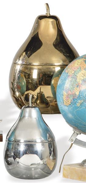  Dos hieleras en forma de pera en metal una dorada y otra plateada h. 1970.