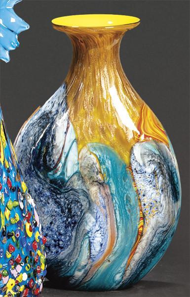  Jarrón plano de cristal de Murano doblado con interior amarillo.