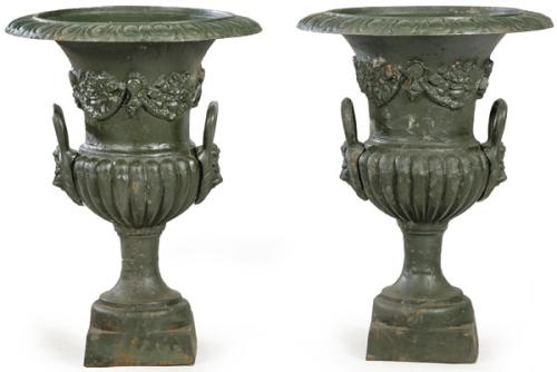  Pareja de copas Medici en hierro colado y pintado en verde para jardín.