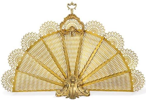 Pantalla de chimenea en forma de abanico en bronce y latón dorados, Francia ff. S. XIX pp. S. XX.